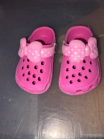 Sabot en plastique rose avec noeud