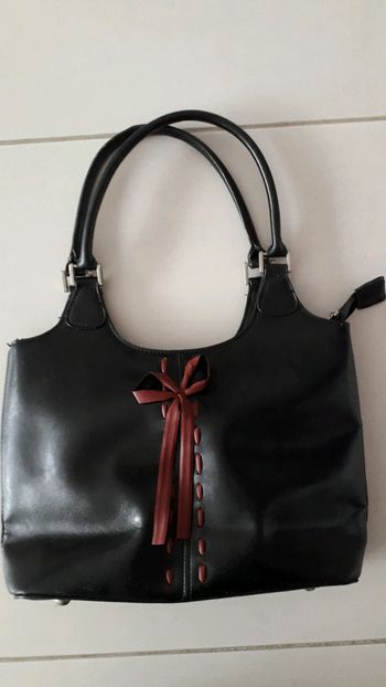 Sac à main noir et bordeaux