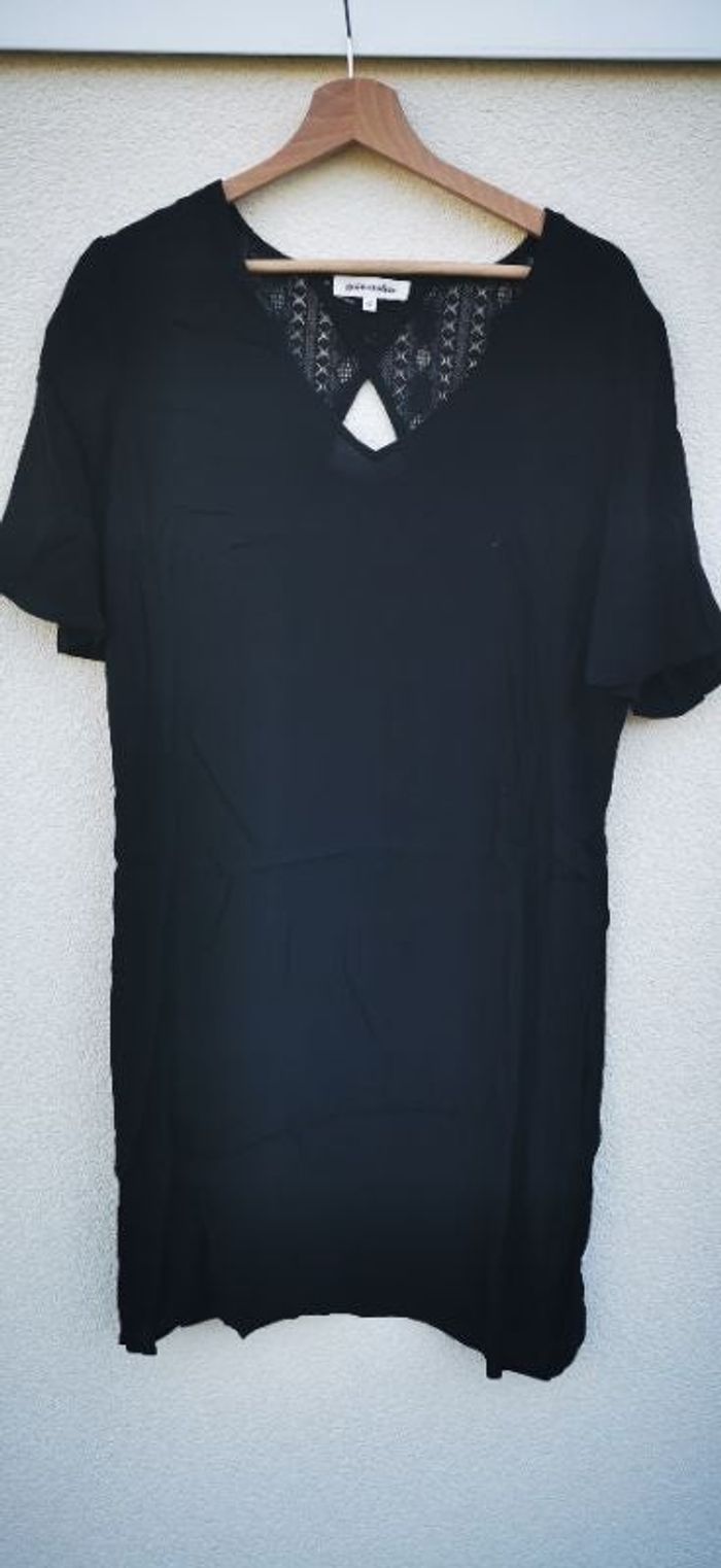 Robe noire avec détail crochet dos