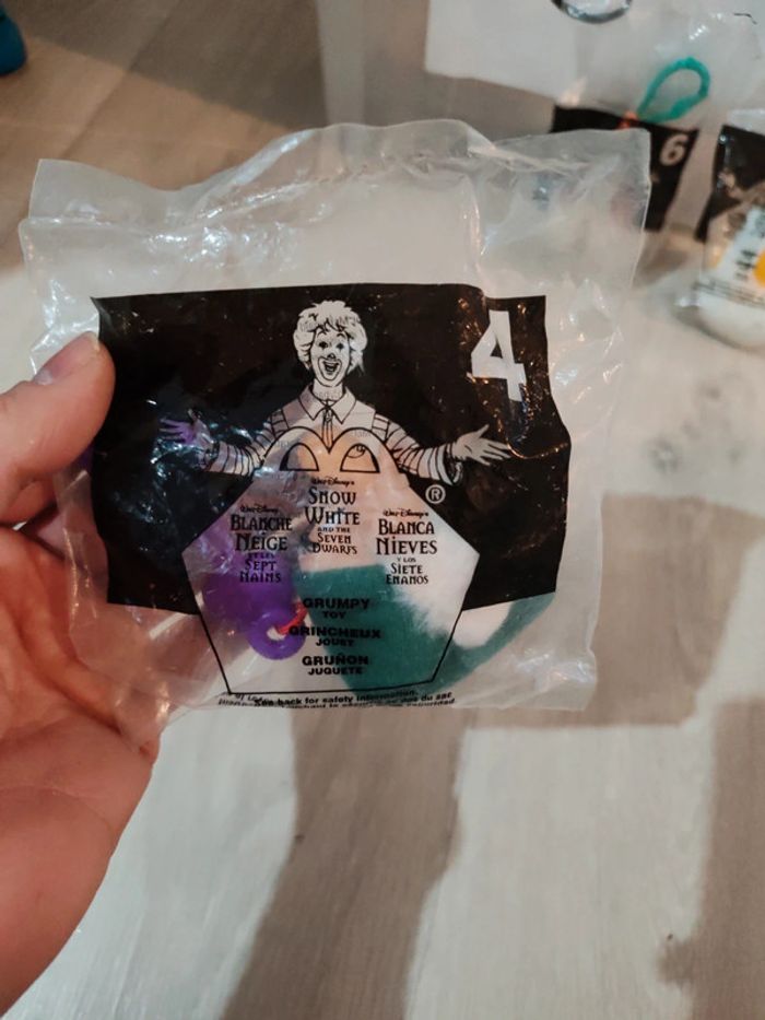 Figurine McDonald's blanche neige et les sept nains - photo numéro 2
