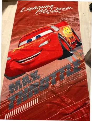 Peignoir, serviette de plage Cars rouge microfibre très bon état