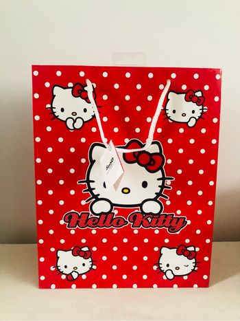 Sac cartonné cadeau hello kitty rouge neuf
