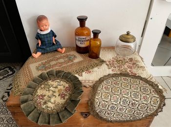 2 anciens napperons rares brodés de fleurs rehaussés de fils dorés Époque Napoleon III (prix variables)