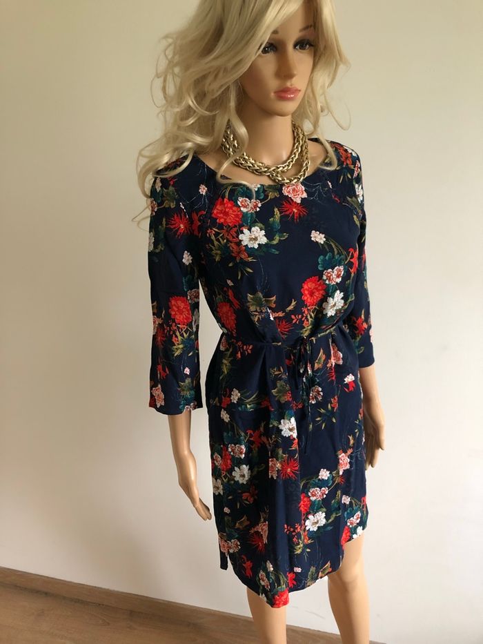Robe bleue marine et fleurie Promod taille 38 excellent état - photo numéro 2