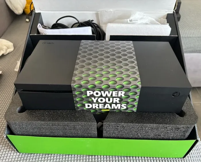 Dans sa boîte · Xbox · Series X · Noir - photo numéro 4