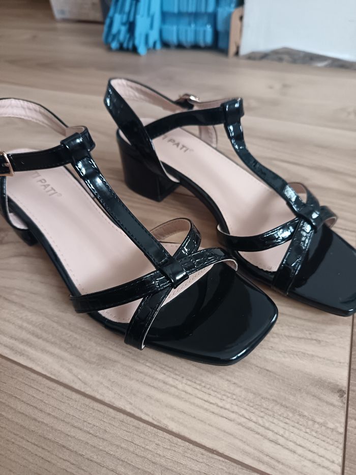 Sandales noires neuves 38 - photo numéro 4