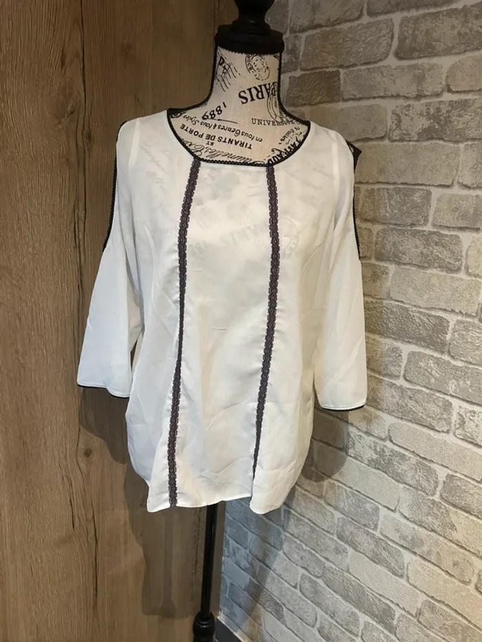 Blouse épaules dénudées taille 40