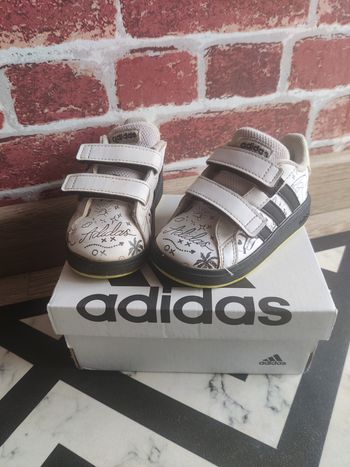 Baskets motifs écriture grand court Adidas Taille 21 dans boite