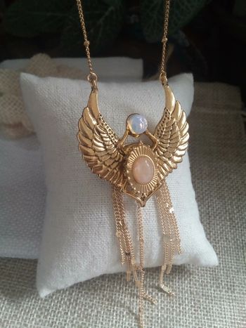 Collier pendentif scarabée ailés avec pierres opaline et quartz rose