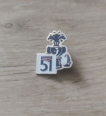 Pin's 51 bleu marine et blanc