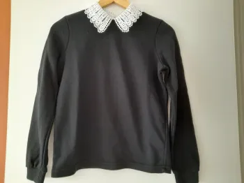 Sweat-shirt noir et col blanc en dentelle