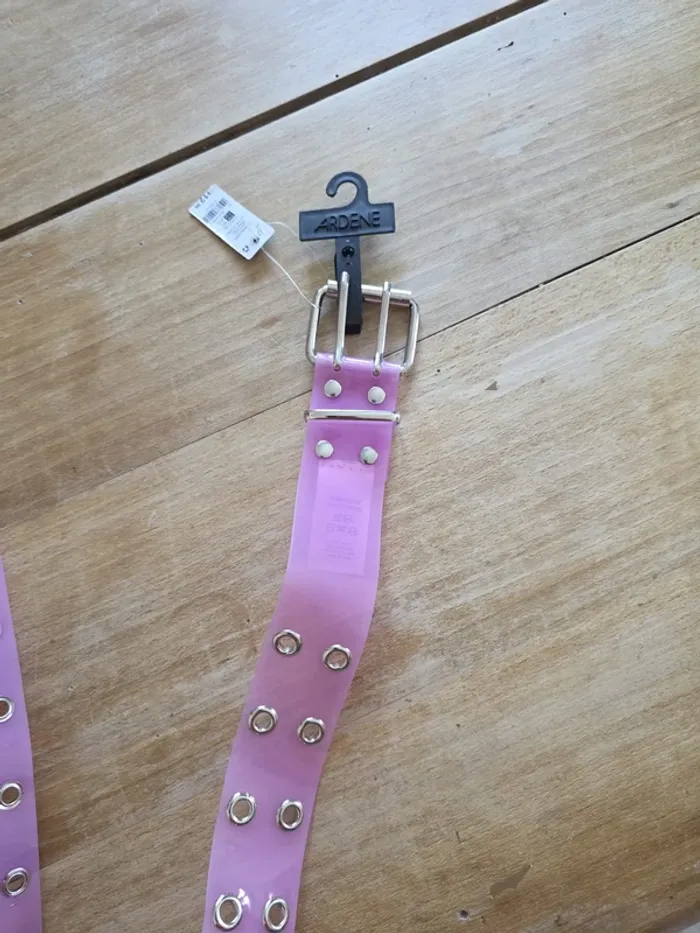 Ceinture rose à œillets – Marque Ardene – style Y2K / punk chic - photo numéro 5