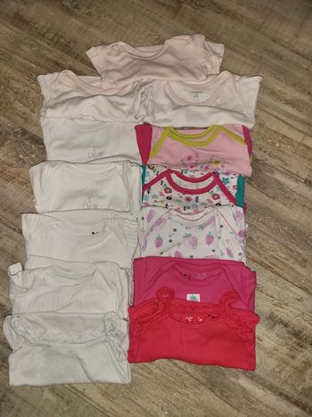 Lot 13 bodies manches courtes/fines bretelles bébé fille 18 mois dont 3 offerts très bon état