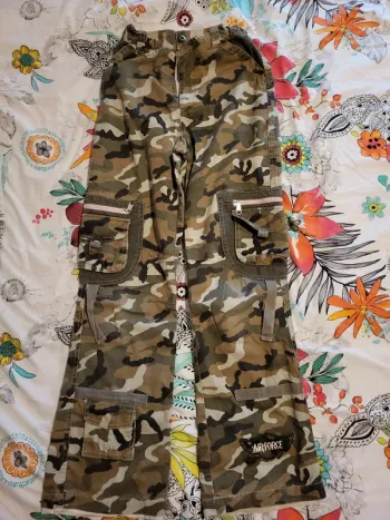 Pantalon fille camouflage kaki 12 ans très bon état