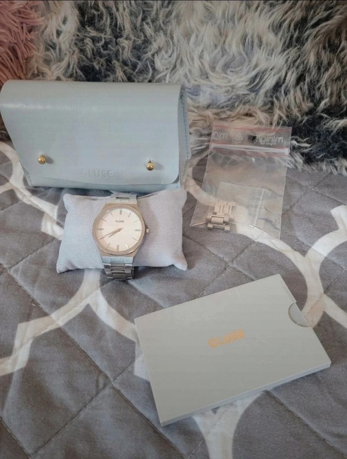 Montre argentée et blanche -  Cluse - photo numéro 3