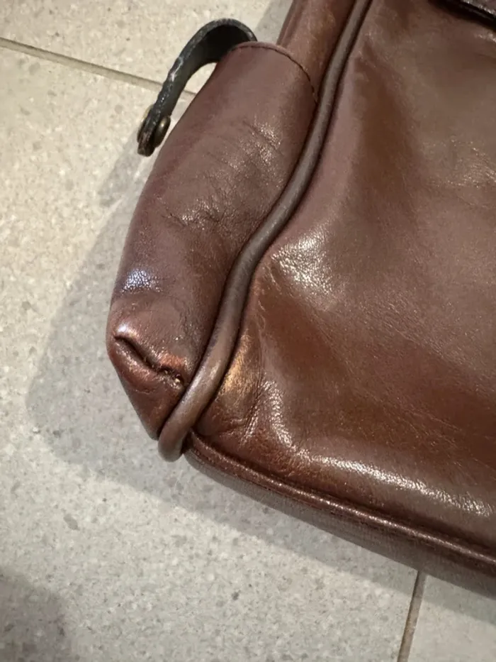 Sac à bandoulière marron Leslly, il ya quelques marques d'usures, - photo numéro 4