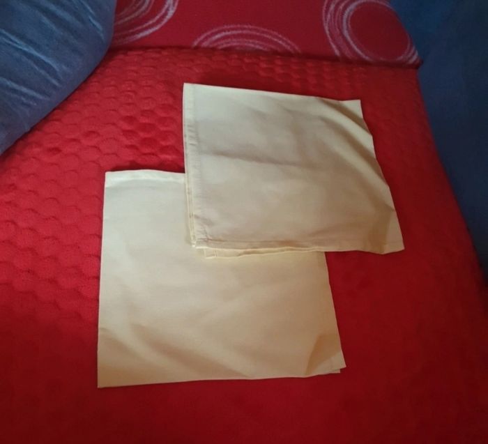 Lot de 2 serviettes de table neuve- jaune clair uni