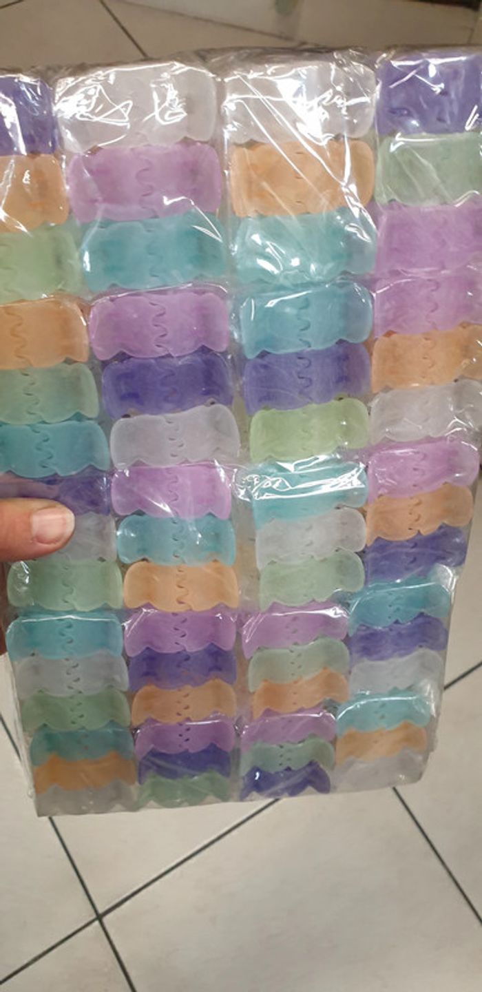 NEUF : lot de 12 pinces a cheveux. Différentes couleurs - photo numéro 1