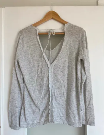 Pull gris Version féminin