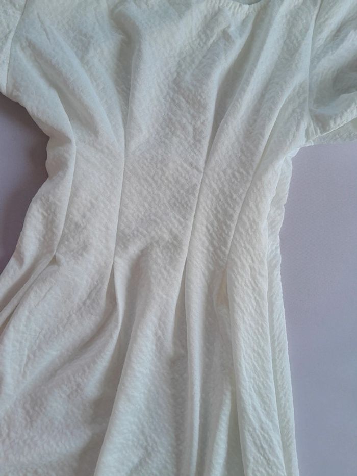 Jolie robe neuve courte  manche bouffante cintrée à la taille tissus style nid d abeille taille 1 - photo numéro 6