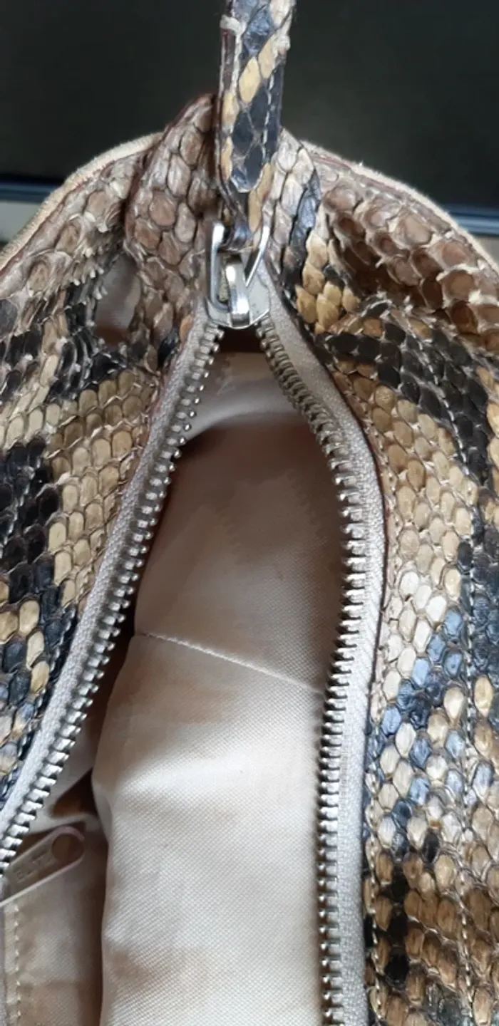 Sublime grand sac fourre tout vintage Ape Régina en cuir beige et python doré - photo numéro 11