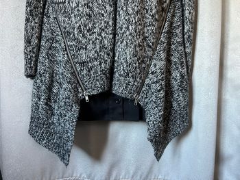 Très joli gilet asymétrique chiné noir M Heart& Soul