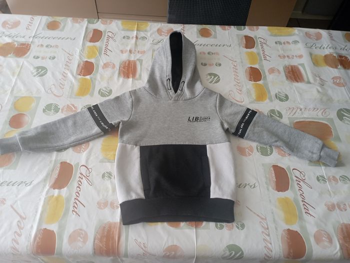 Sweat à capuche manches longues LIberto 8 ans 3€