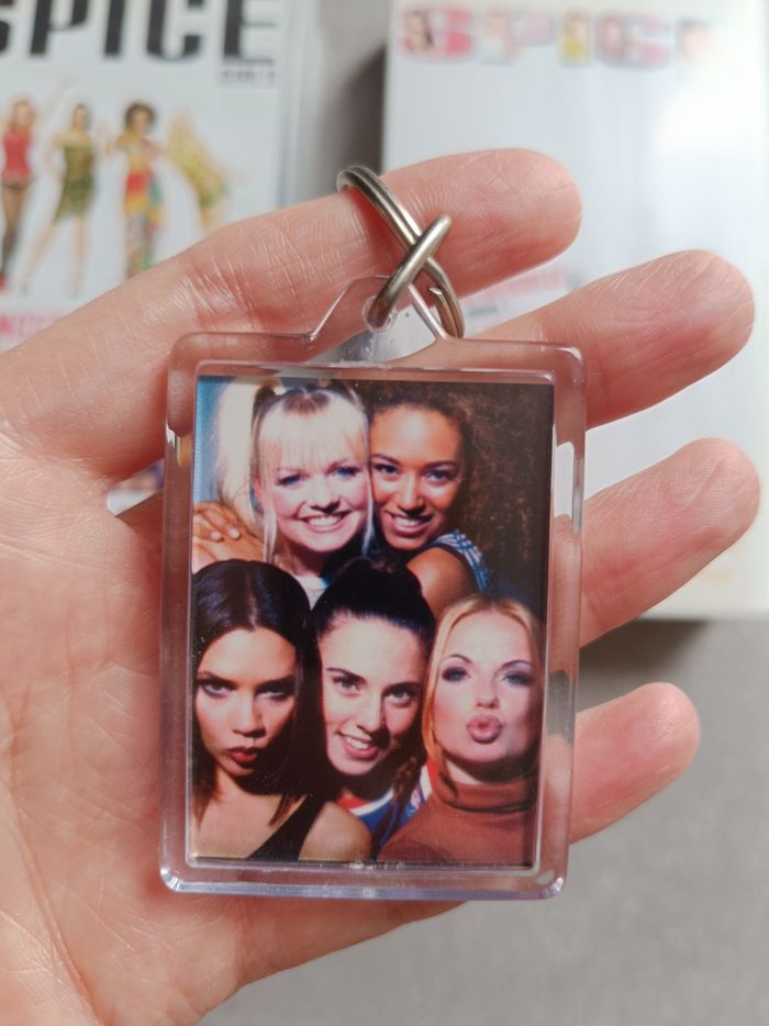 Lot de Lot de 2 cassettes VHS Spice Girls et un porte-clés. - photo numéro 8