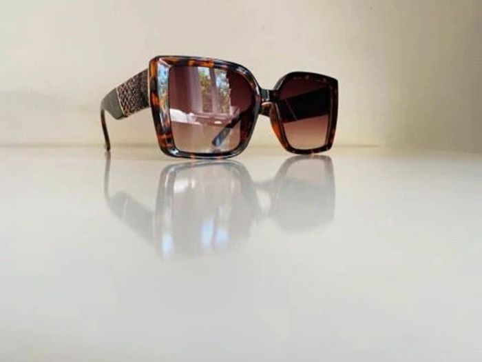 Lot de deux lunettes de soleil marron et noir UV protection catégorie 3 - photo numéro 7