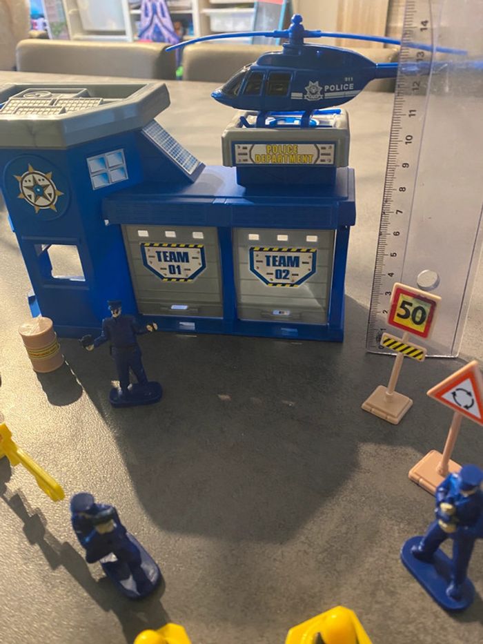 Station de police avec véhicules, figurines et panneaux - photo numéro 3