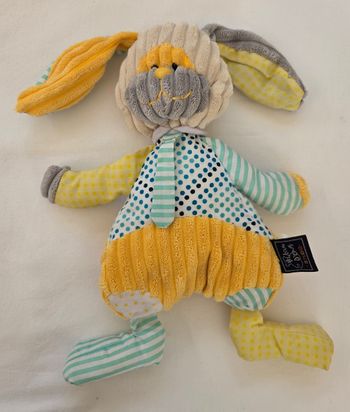Doudou Lapin gris, jaune, vert rayé- Cravate - Les bric à brac- Histoire d'ours