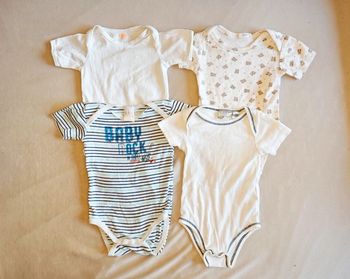 Lot de 4 bodies courtes manches 12 mois multi marques