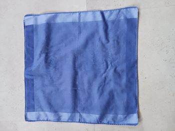 mouchoir bleu 32 x 33 cm