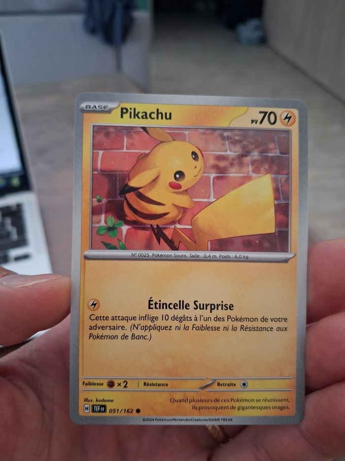 carte Pokémon Pikachu 051/162