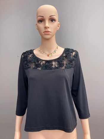 Haut noir à dentelle florale – Taille 3 convient à un S – Très bon état