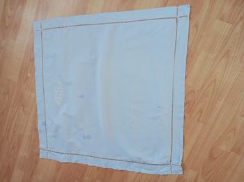 taie d'oreiller carrée bleu liseré ajouré (abimé) brodé GB 70 cm