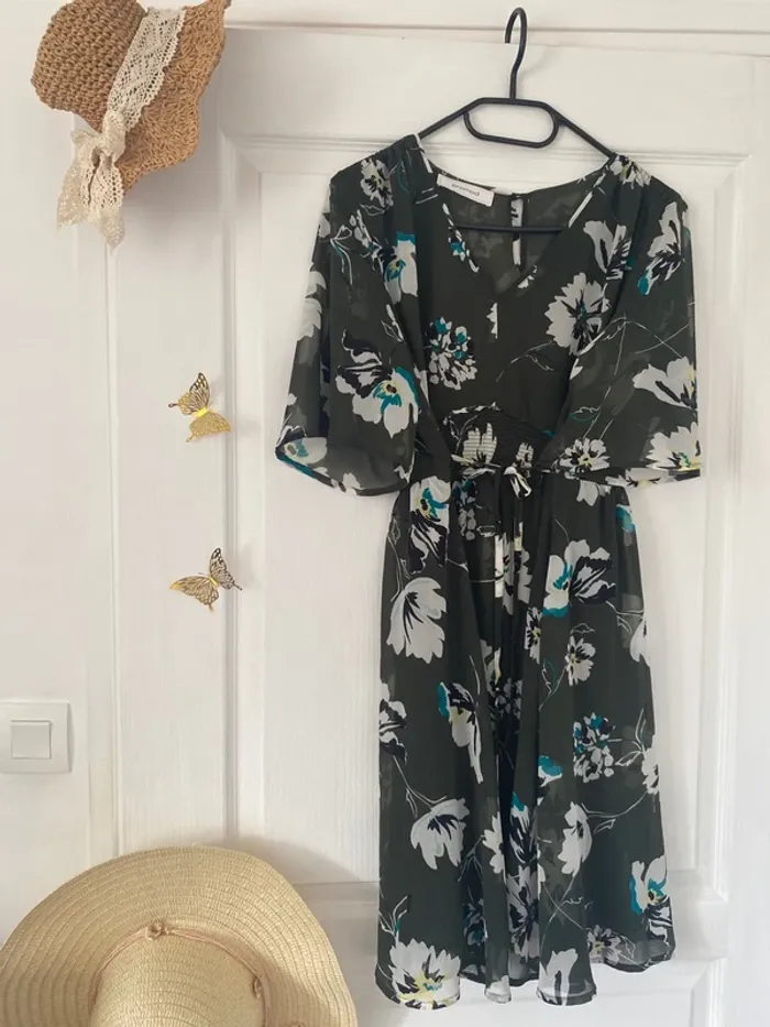 Robe fleuri manches papillons