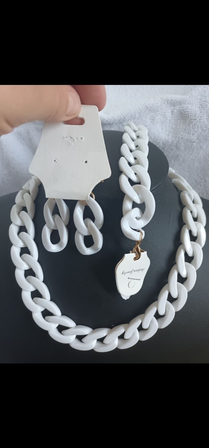 collier bracelet boucles d'oreilles neufs