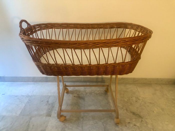 Grand berceau en rotin avec roulettes et literie complète - photo numéro 2