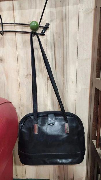 Joli sac à main en cuir vintage porté épaules