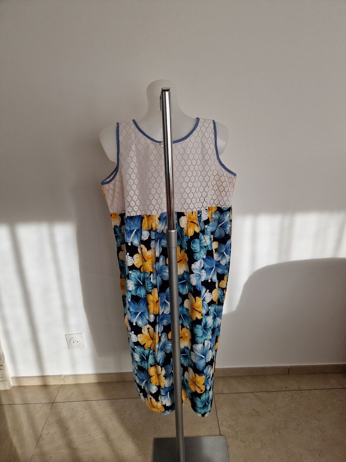 Robe polynésienne bleu marine à motif hibiscus avec détail dentelle - photo numéro 4