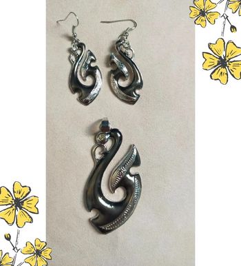 Parure pendentif + boucles d’oreilles ris métallisé et & argenté – Design moderne & strass