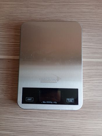 une balance pâtissière à piles de la marque Déglon depuis 1921.