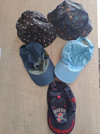 Lot de casquettes et bois 4-6 ans