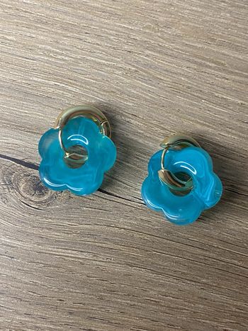 Boucles d oreilles créoles fleurs acrylique