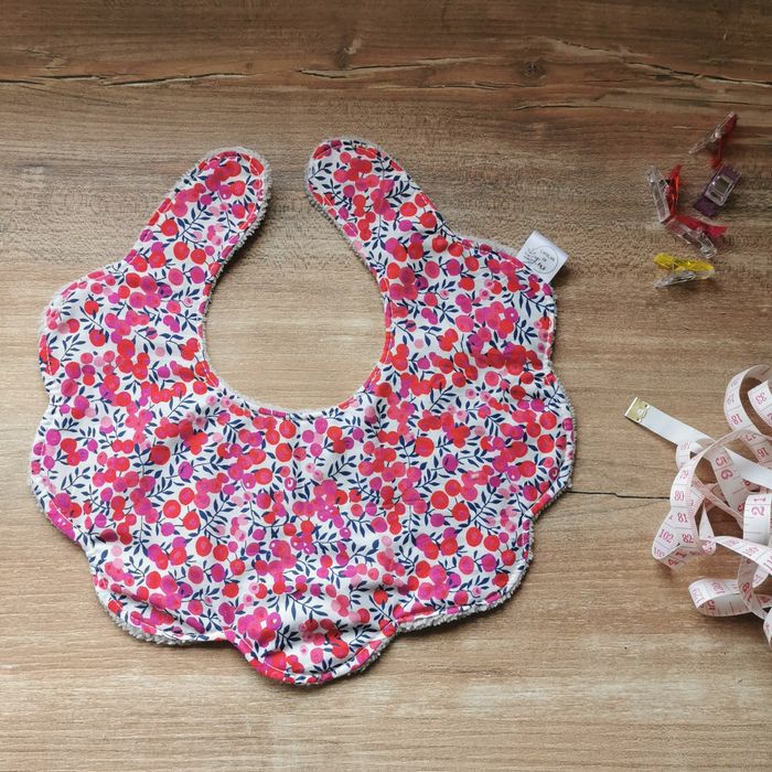 Bavoir fleur en liberty