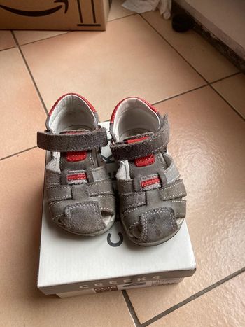 Sandalette  creeks taille 21 dans. Sa boîte