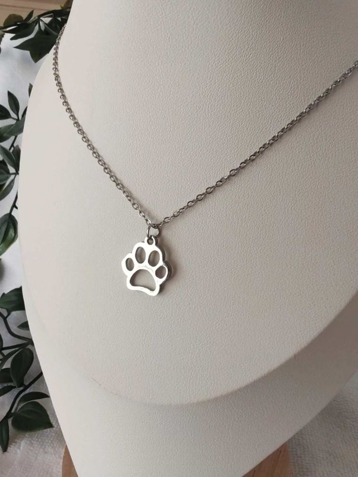 Chaîne argentée et pendentif patte animal argenté - photo numéro 2