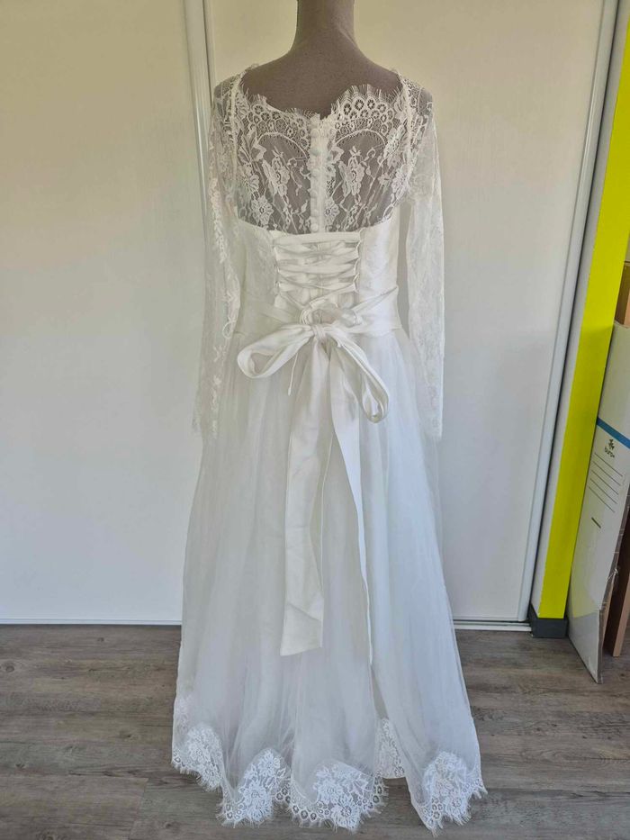 Robe de mariée avec manches en dentelle - photo numéro 4