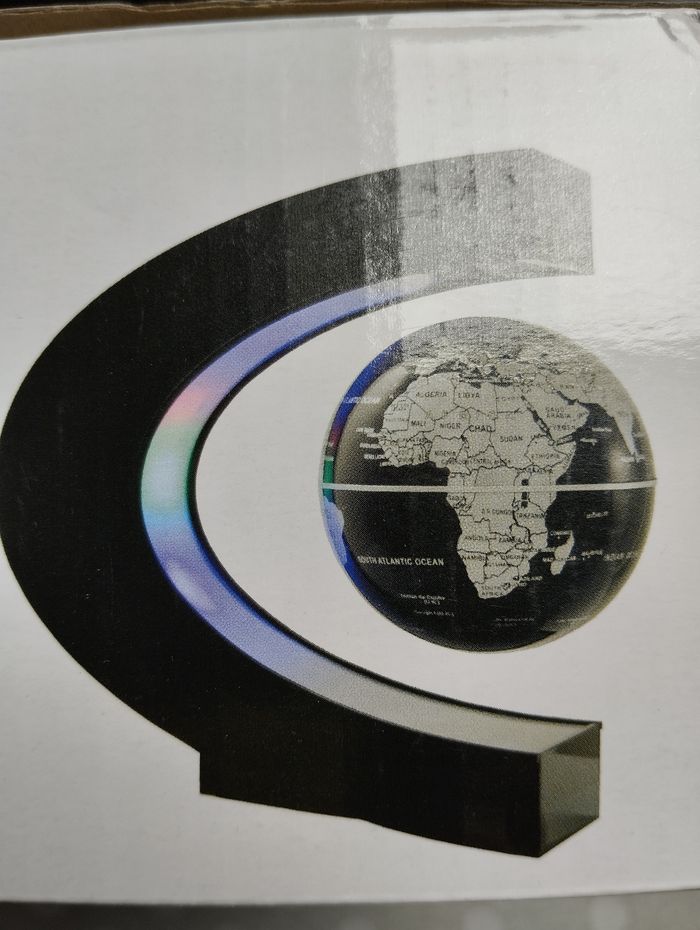 Globe magnétique en lévitation
